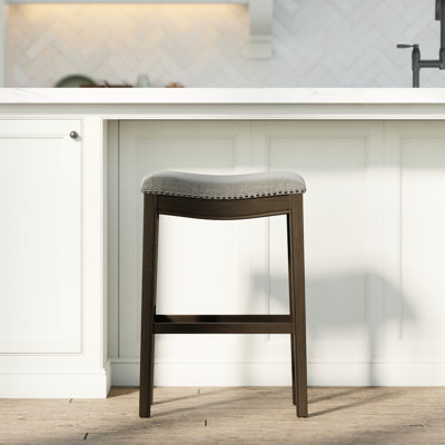 31 po Tabouret de bar Saddle patiné en tissu gris fumée et bois pour les espaces décontractés avec repose-pieds