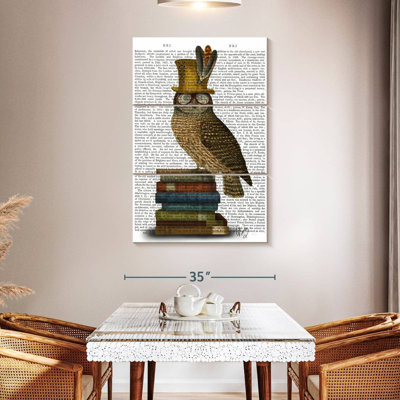 Chouette rieuse sur des livres