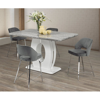 Ensemble repas pour quatre personnes
