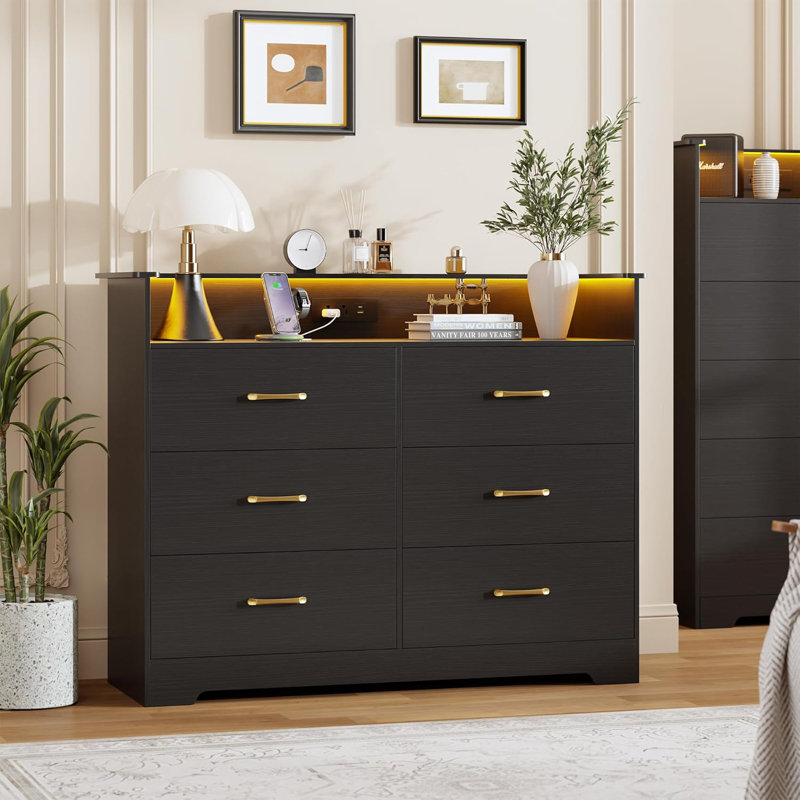Commode à 6 tiroirs noire texturée, armoire à bord grande capacité avec éclairage à DEL et station de charge multi-ports, organisateur de rangement stable pour la maison