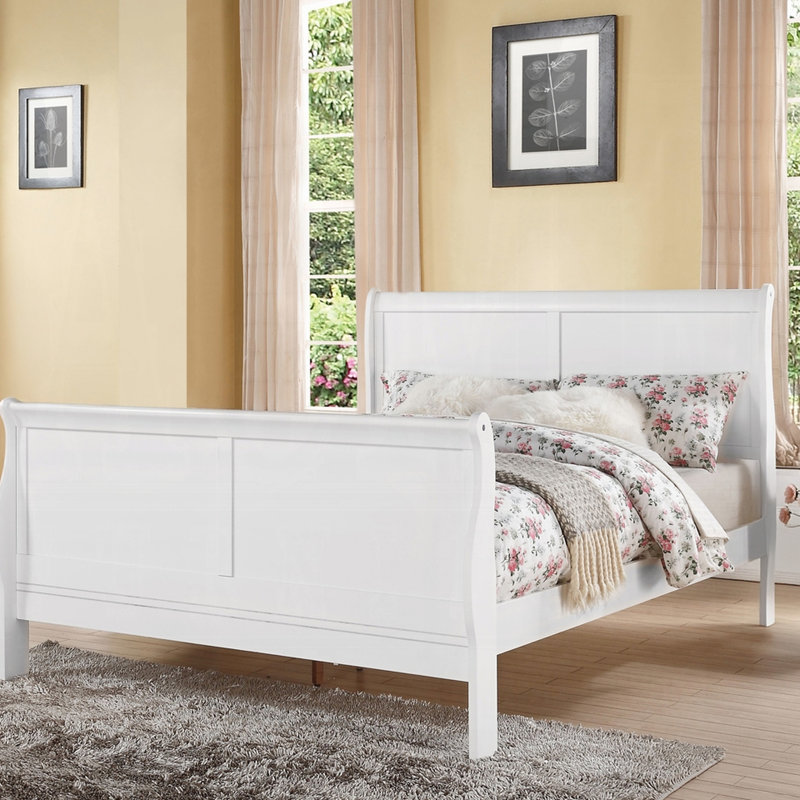 Grand lit d'apparence blanche, fabrication en bois de pin massif et placage de gomme, 3 lattes, sommier tapissier nécessaire, profondeur de 90 po, largeur de 62 po, hauteur de 47 po, poids de 69 lb, capacité de 660 lb