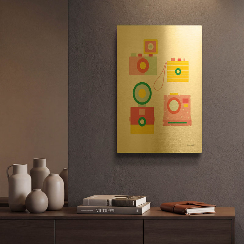 «Caméra Shy II» par Ann Kelle, art mural en métal doré, 12 po x 16 po, 12 po x 16 po