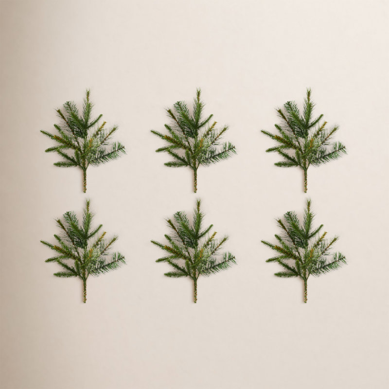 Le vaporisateur de Noël artificiel en pin 18 po Cashmere Holiday Aisle® comprend 6 jets par paquet.