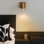 Applique murale rechargeable sans fil avec lumière à DEL en laiton avec télécommande et gradation tactile réglable pour la chambre à coucher, le couloir et la décoration