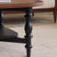 Table basse de couleur rétro au design contrastant