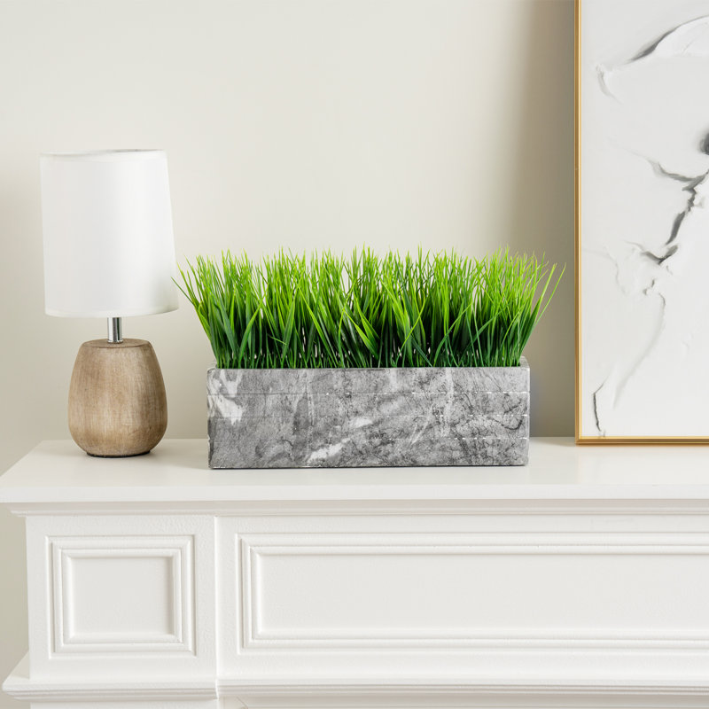 Herbes vertes artificielles d'intérieur