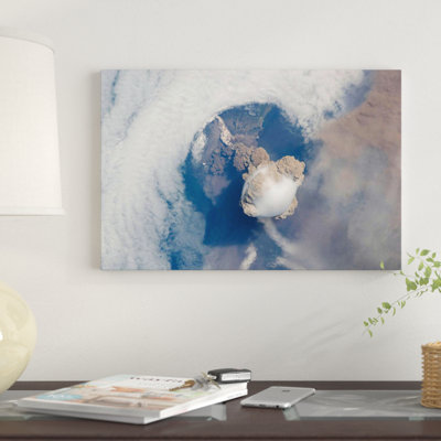 « touring of sarychev volcano i » par stocktrek images, impression sur toile tendue