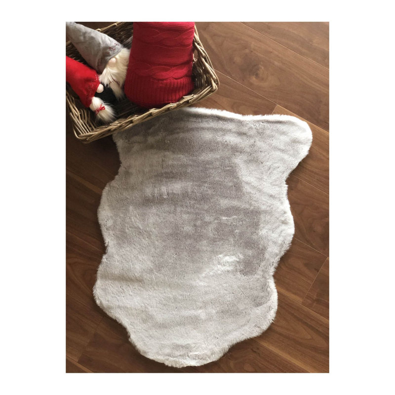 Tapis gris en acrylique tissé à la machine Novelty Edmundo, Nouveauté 2 pi 11 po x 4 pi 7 po