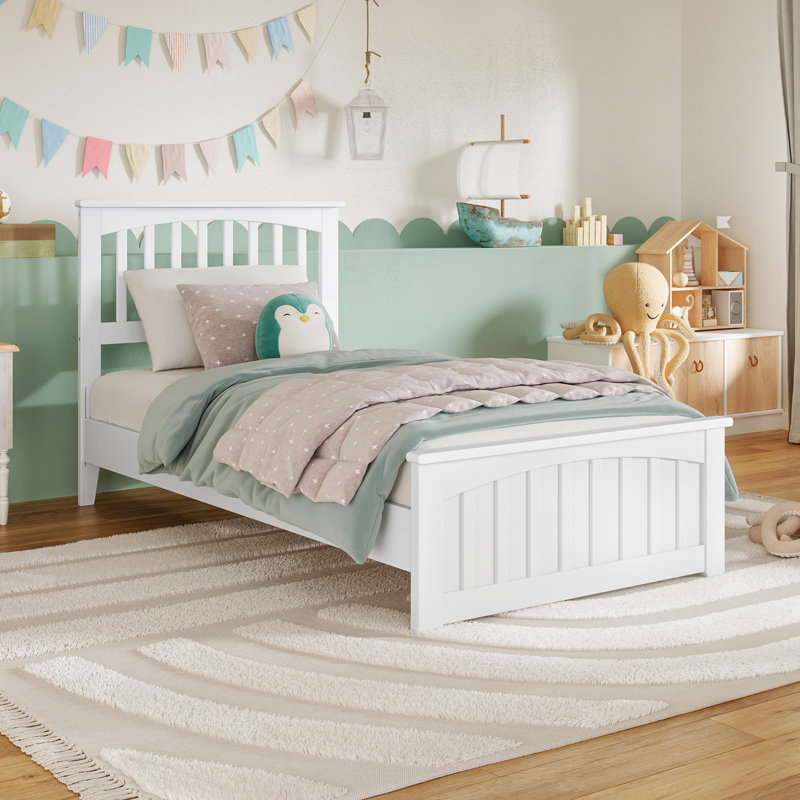 Lit plateforme en bois massif avec pied de lit assorti Aritra, Simple, Blanc