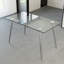 Table contemporaine en verre trempé pour la salle à manger et le travail, apparence attrayante, bureau spacieux spacieux, surface lisse