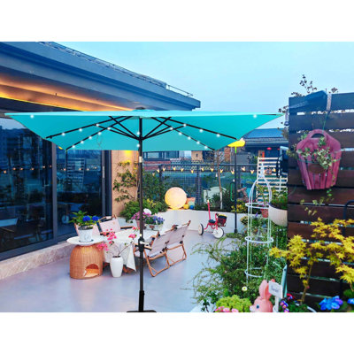 Parasol carré carré pour terrasse à énergie solaire avec éclairage à DEL et parasol imperméable à 8 baleines avec manivelle et traverse pour terrasse de jardin