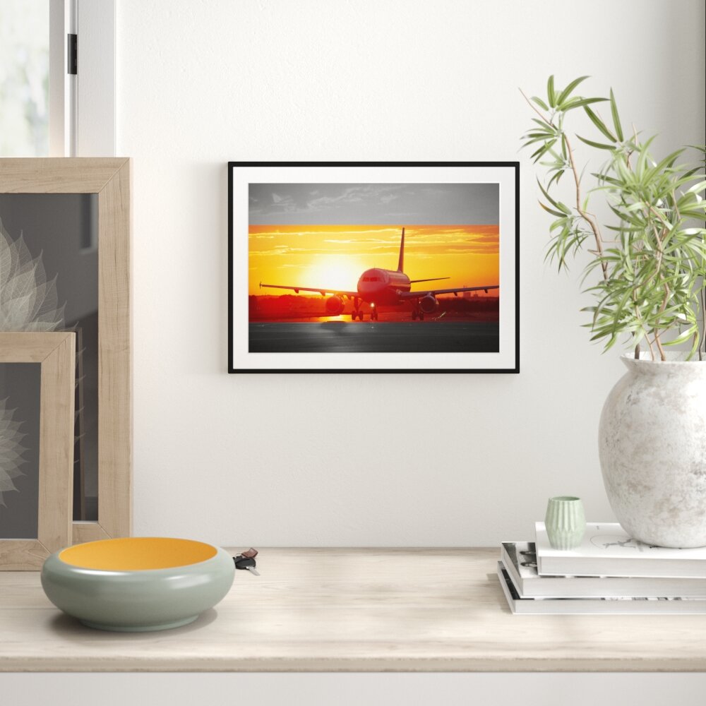 Flugzeug bei Sonnenuntergang Gerahmter Fotodruck Poster