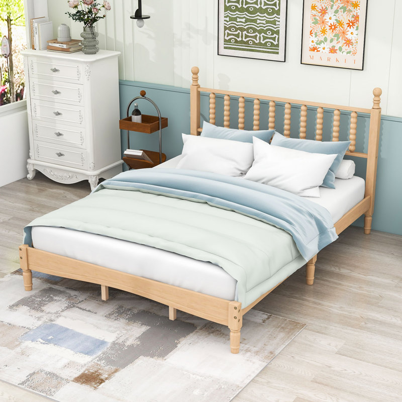Grand lit plateforme en bois avec tête de lit