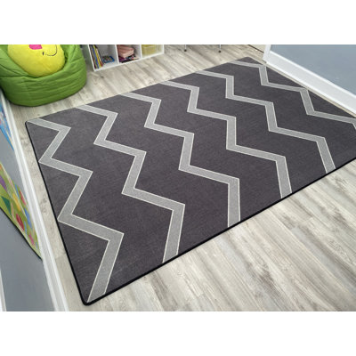 Tapis gris / blanc à chevrons touffeté