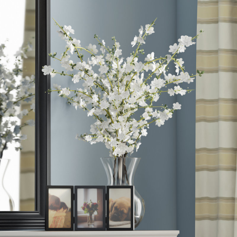 Arrangement floral de cerisier en fleur dans un vase, Blanc
