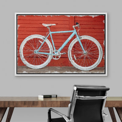Vélo de route garé par le bois rouge - peinture sur toile à cadre flottant