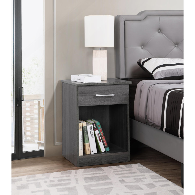 Fonctionnelle et élégante, la table de chevet RTA est idéale pour les petits espaces, offrant un assemblage facile et un rangement efficace pour les articles essentiels de chevet.