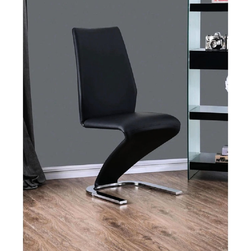 De 2 chaises d'appoint contemporaines, base noire et en forme de Z pour salle à manger moderne avec métal