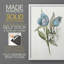 «Blue Tulip Picks I», reproduction encadrée de qualité supérieure - prête à être accrochée - aucun clou requis - aucun clou requis