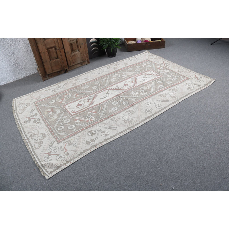 Le tapis traditionnel turc beige rehausse le charme rétro des salons avec un décor bohème