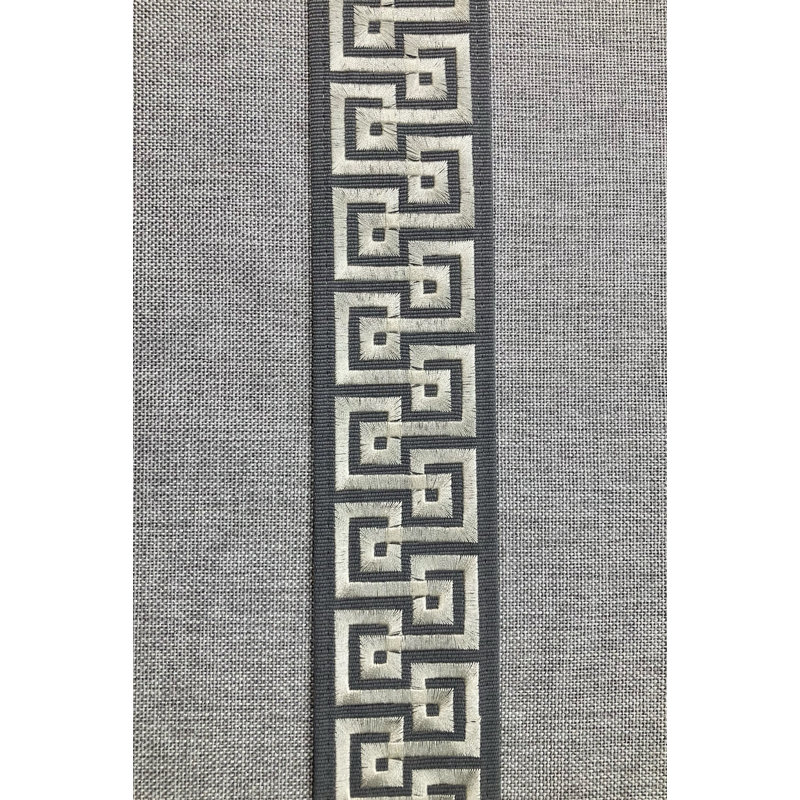 Ruban de broderie tissé gris et crème de 2 3/8 po de largeur vendu à la verge