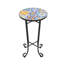Table d'appoint colorée pour patio avec carreaux de céramique patinés et base robuste en acier noir mat