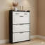 Armoire de rangement à chaussures à finition noire avec trois portes et deux tiroirs, portes en PVC à motif, offrant une grande capacité de rangement