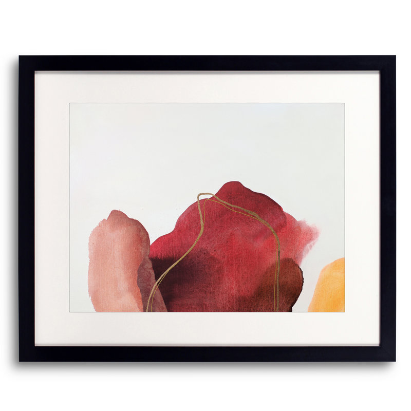 Rouge de pétales par Novi Lim - photographie, Papier avec cadre noir, H 16 po x l 20 po
