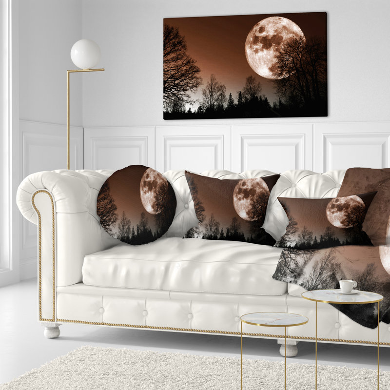 Red Moon Rise over Dark Trees - Coussin imprimé paysage