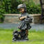 Alyissia tenant un panier de chatons avec statue de chiot