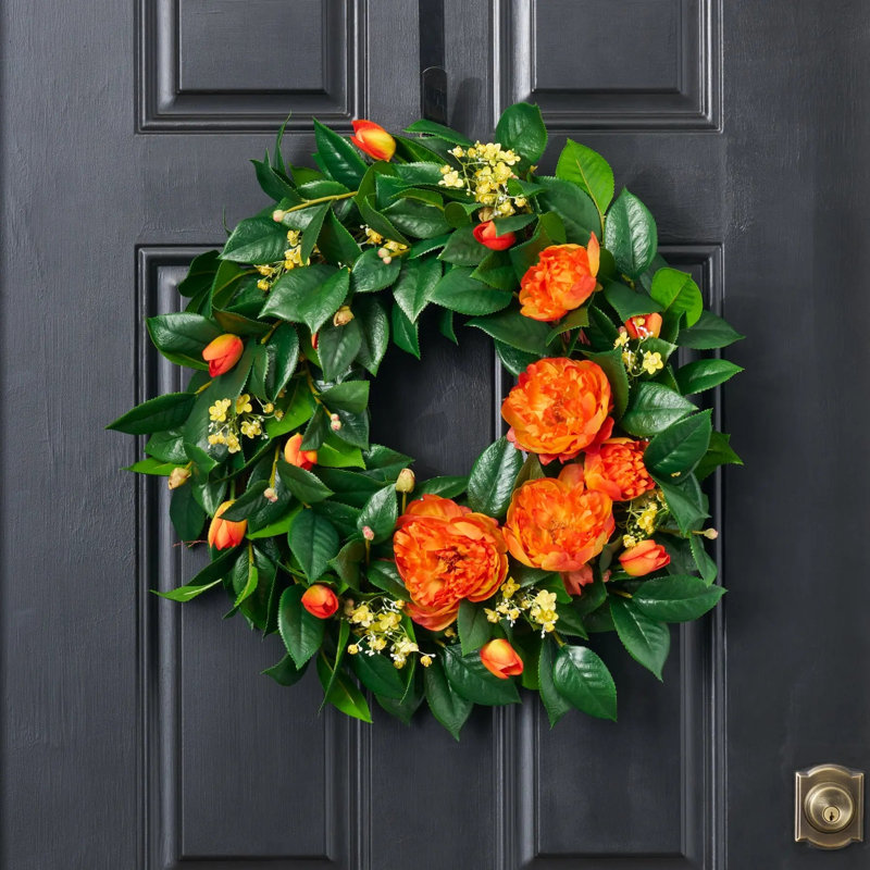 Déesse du jardin orange - pivoine orange, tulipes, mini fleurs jaunes et couronne de porte d'entrée de printemps à feuilles de camélia vertes