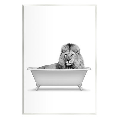 «Lion in Bathroom Tub Wildlife» par Annalisa Latella, impression