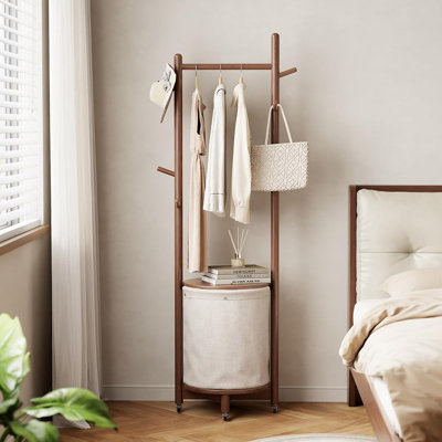 Portemanteau autoportant en bois massif - Portemanteau avec 9 crochets, panier en tissu et roulettes pour le vestibule, la chambre à coucher et le salon [Bois naturel] - [Bois / Moderne / Autoportant]