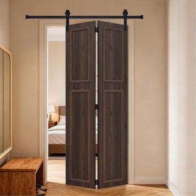 18 Series 36 po x 80 po Porte pliante en panneau de fibres à densité moyenne à 2 panneaux de 3/4 couleur noyer avec quincaillerie de porte de grange