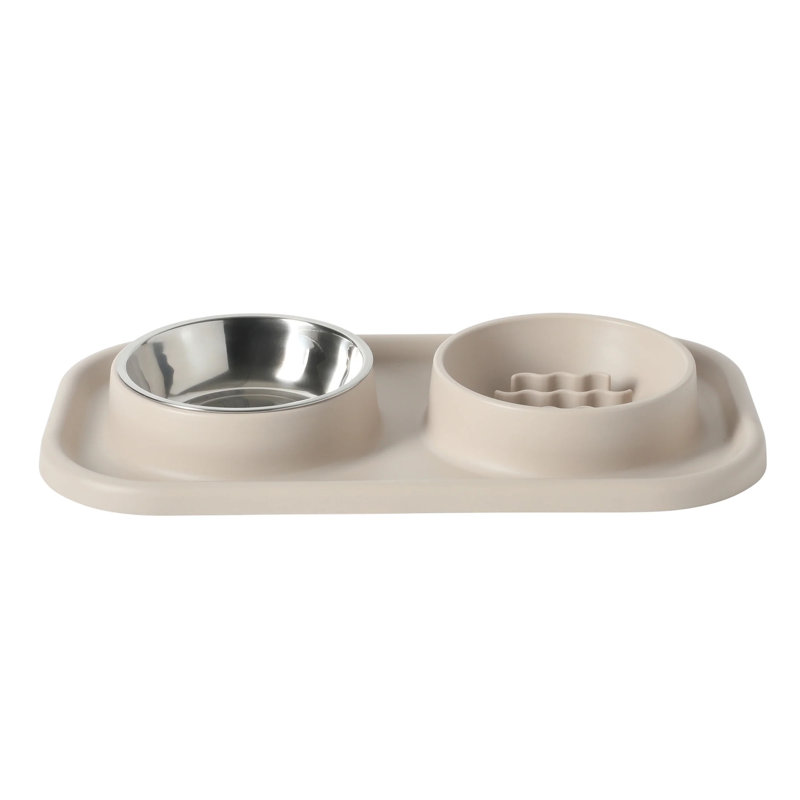 Distributeur de croquettes anti-glouton Gibson Home 15,25 po en silicone avec insert en acier inoxydable sur tapis en silicone beige
