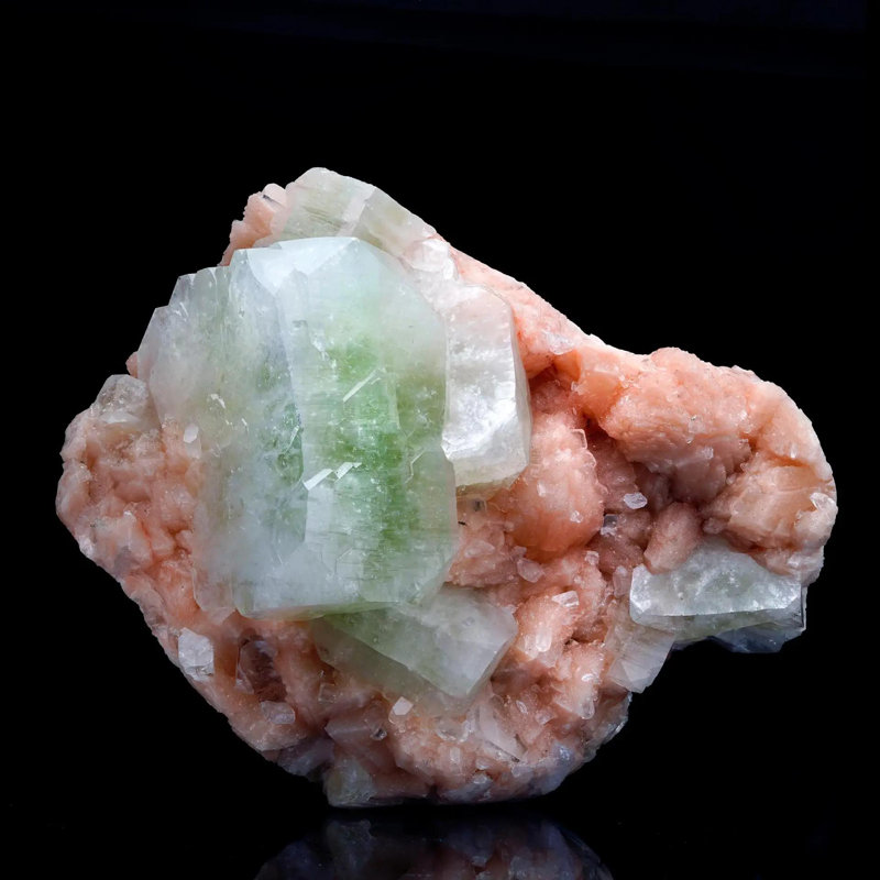 Vert apophyllite sur Stilbite