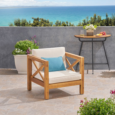 Fauteuil de jardin moderne du milieu du siècle : bois, coussins imperméables, construction élégante, rembourrage imperméable.