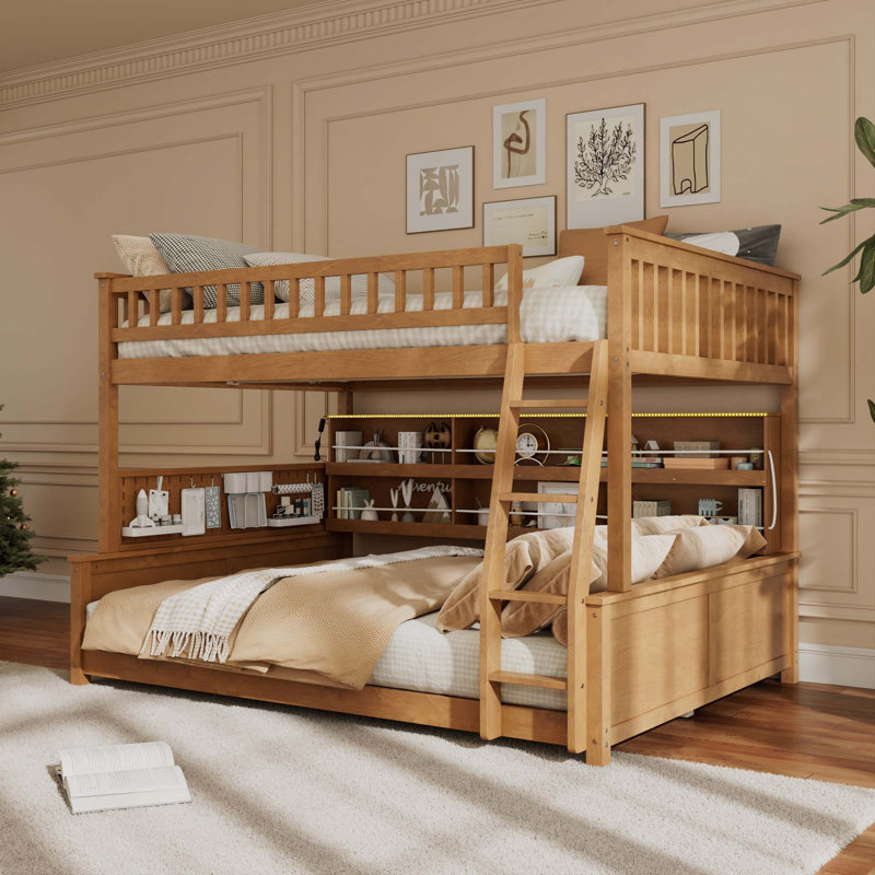 Lit double superposé au-dessus de grand lit double avec tablettes intégrées, lumières à changement de couleur et panneau perforé