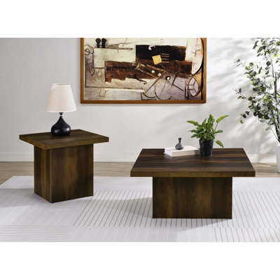 2 tables basses carrées et tables d'appoint en pin foncé, fabriquées à partir de bois d'ingénierie pour un style de vie adapté aux espaces ouverts.