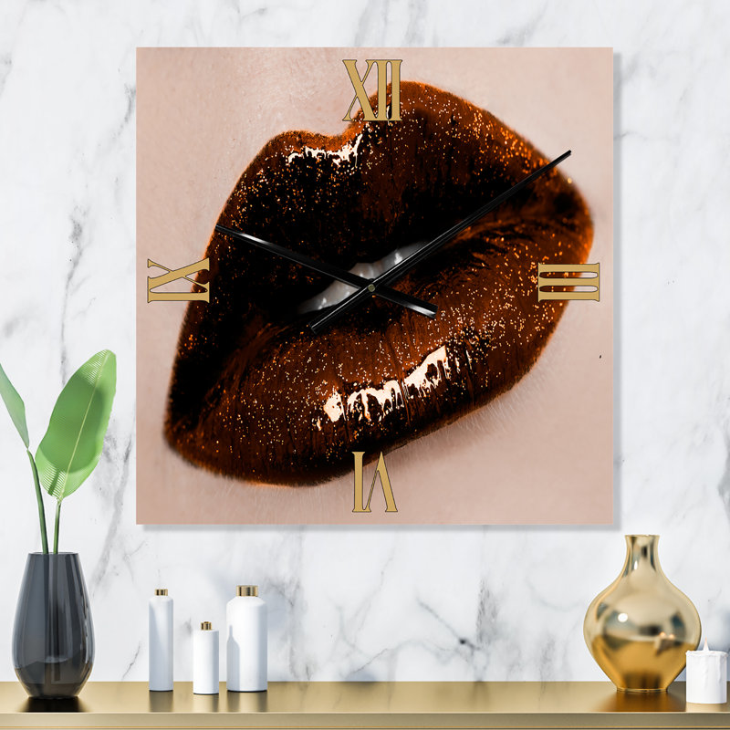 Gros plan sur la magnifique femme Lips II - horloge murale moderne, Moyen