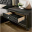 Table de chevet 2 tiroirs en bois avec texture de galets, gris métallique