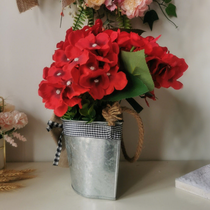 Couronne de géranium artificielle rouge avec nœud en toile de jute