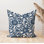 Housse de coussin d'extérieur à imprimé floral bleu marine