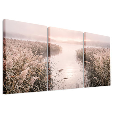 «Misty Lake with Pampas Grass and Distant Hills», ensemble de 3 toiles murales