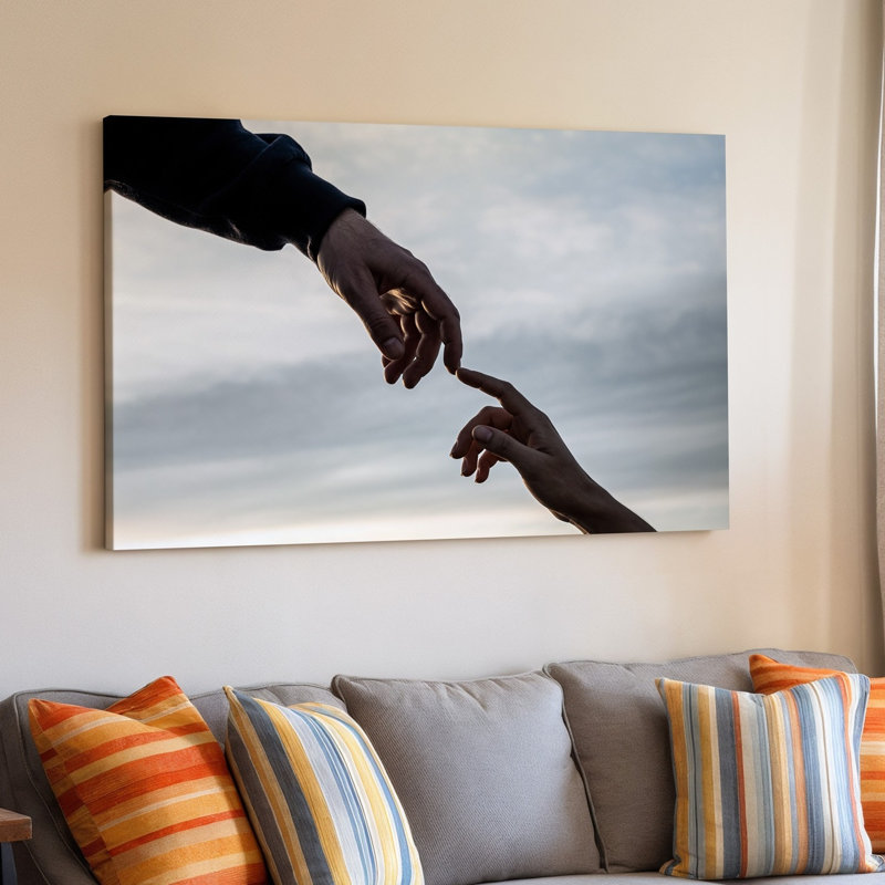 Toile, image sereine capturant deux mains se rapprochant les unes des autres, art mural contre un ciel nuageux doux, la main gauche ornée d'une toile