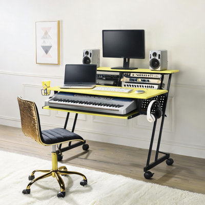Bureau de studio d'enregistrement avec plateau pour clavier, 47 po de large, noir de jais et jaune, gestion des câbles, porte-gobelet, roulettes