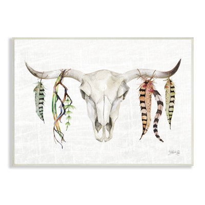 «Longhorn Animal Skull South Western», bovins à motif de plumes surdimensionnées encadrées sur fond blanc, art texturé par Marla Rae