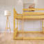 Lit superposé simple au-dessus d'un lit simple avec rampe d'escalade et échelle en bois-629826235