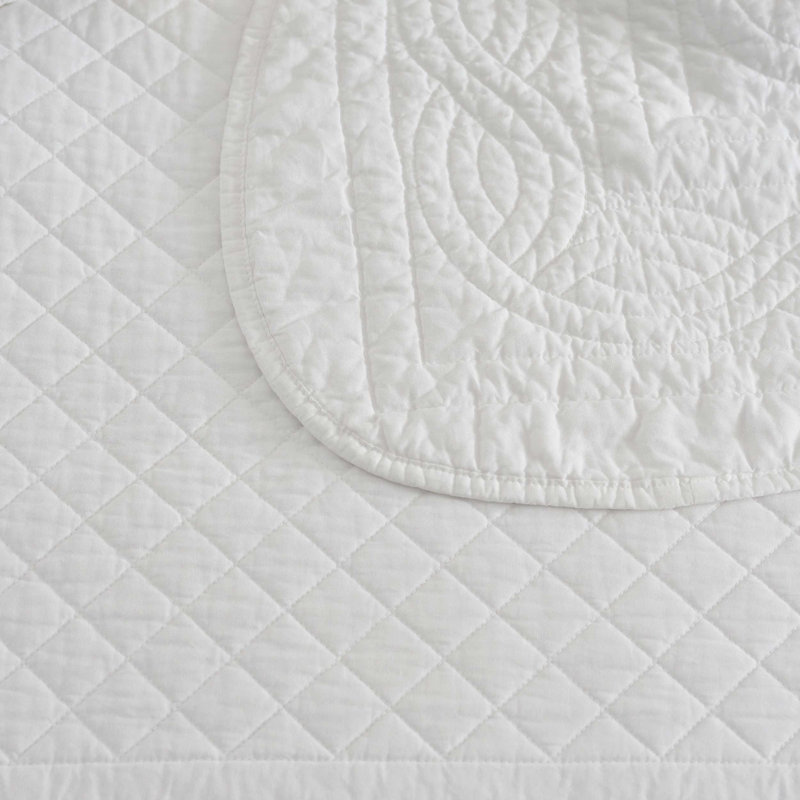 Martha Stewart Vintage Scallop Solid Cotton Reversible Quilt Set, Twin Quilt + 1 Standard Sham, White