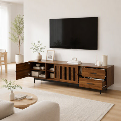 Meuble télé en bois pour téléviseurs jusqu'à 85 pouces avec deux tiroirs, charnières à fermeture douce et étagères réglables, à lattes et porte coulissante.